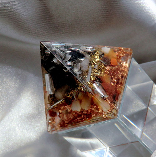 Orgonit - Pyramida 4x4cm - ŠUNGIT — foto 6