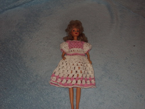 Háčkované šatičky na panenku Barbie — foto 2