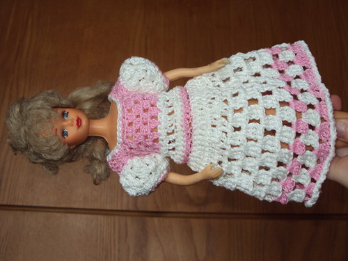 Háčkované šatičky na panenku Barbie — foto 3