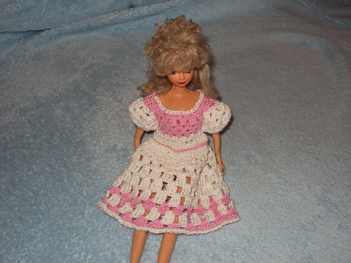 Háčkované šatičky na panenku Barbie — foto 4