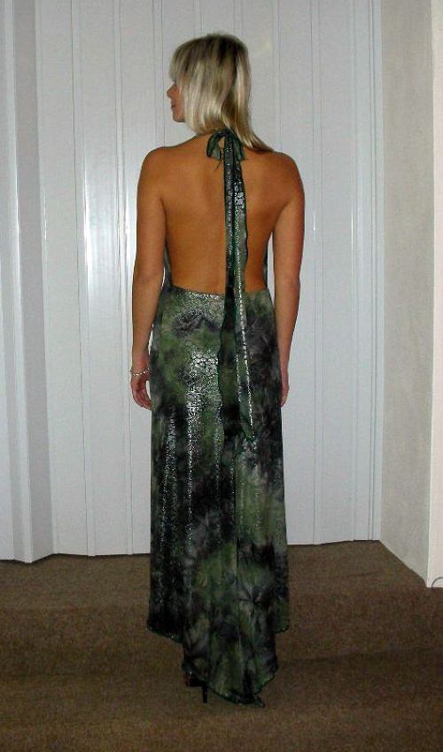 Extravagantní batikované šaty — foto 3