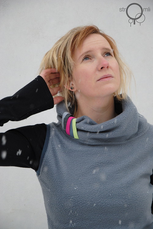 Šedá fleecová vesta s duhou, vel. L — foto 3