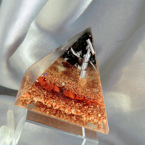 Orgonit 6- Pyramida 5x4,5cm - ŠUNGIT — foto 2