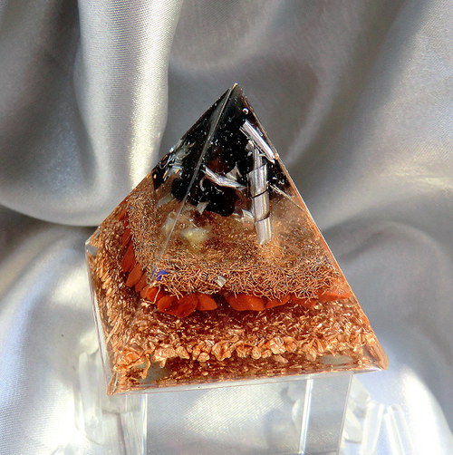 Orgonit 6- Pyramida 5x4,5cm - ŠUNGIT — foto 5