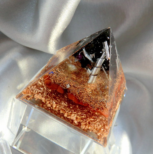 Orgonit 6- Pyramida 5x4,5cm - ŠUNGIT — foto 6