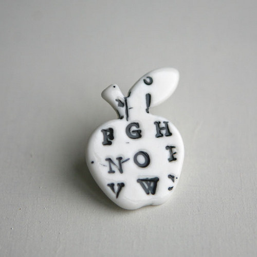 Někdo to rád Apple (porcelánová brož) — foto 2