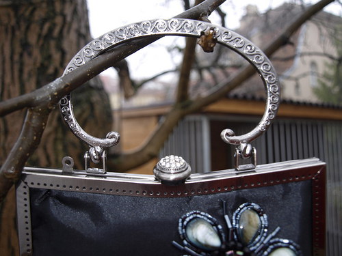 Černá s vintage rámečkem a perletí — foto 3