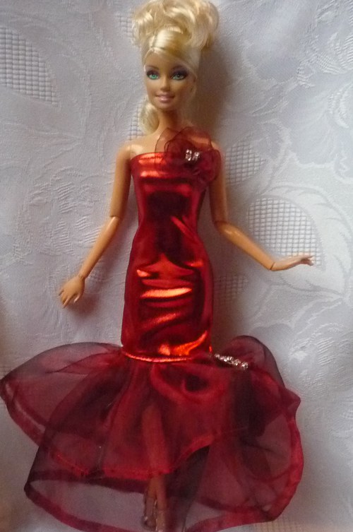 Červené šaty pro modelku — foto 2