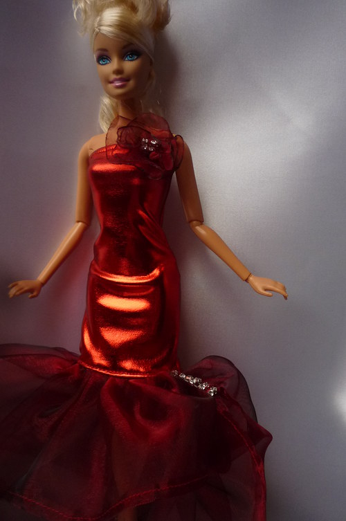 Červené šaty pro modelku — foto 5