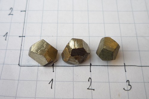 3x pyrit, pentadodekaedr č.L8925 — foto 3