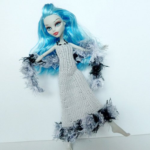 Šedé šaty s boa pro Monster High — foto 2
