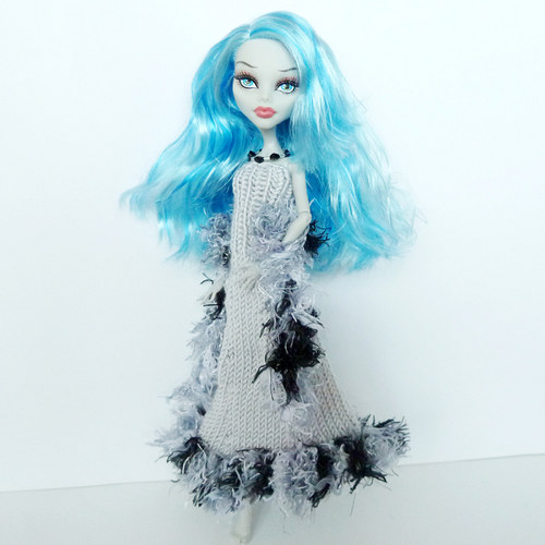 Šedé šaty s boa pro Monster High — foto 3