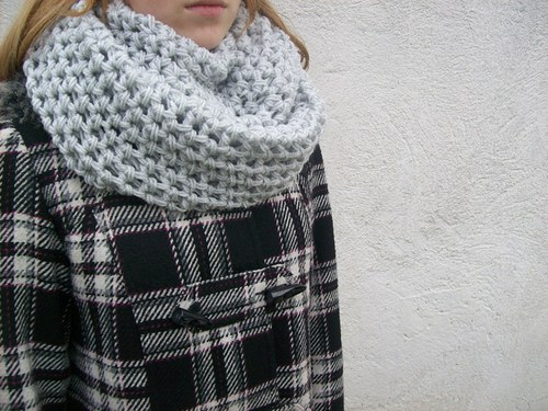 NÁKRČNÍK stříbřitě šedý — foto 2
