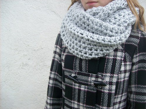 NÁKRČNÍK stříbřitě šedý — foto 3