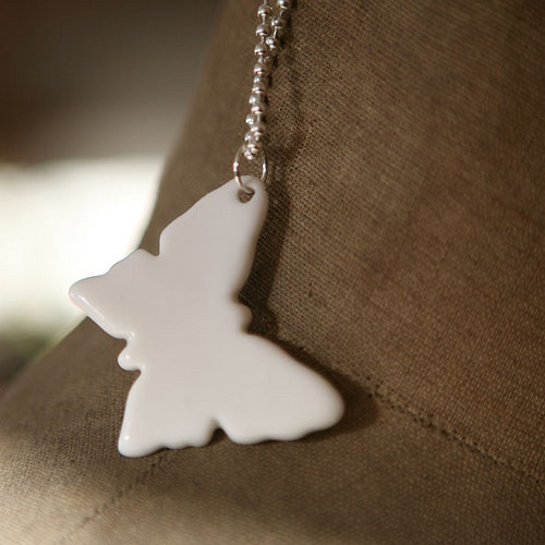 Bílé létání (porcelán.přívěsek) — foto 3