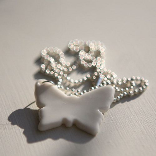 Bílé létání (porcelán.přívěsek) — foto 5