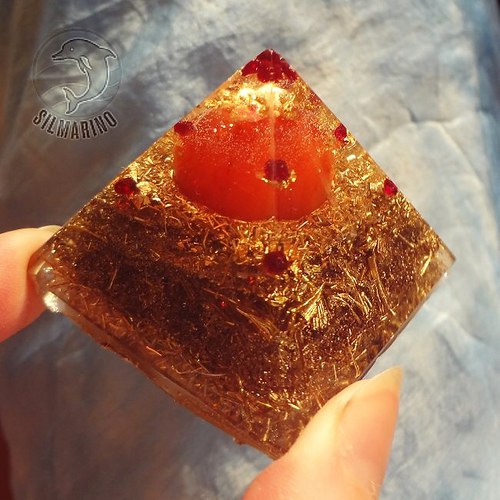 "Zářivá tančící" - orgonitová pyramida — foto 2