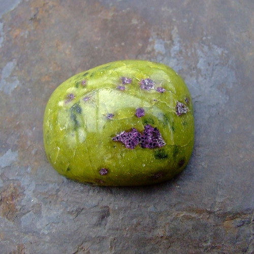 Stichtit v serpentinu, kabošon č.641 — foto 2