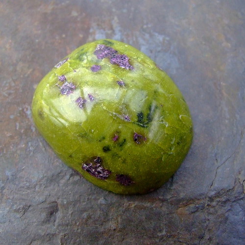 Stichtit v serpentinu, kabošon č.641 — foto 3