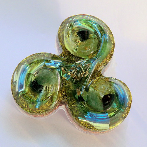 Orgonit Amulet *OBJ* Triskel s polodrahokamy — foto 2