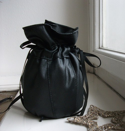 Pompadůrka černá lesklá — foto 2