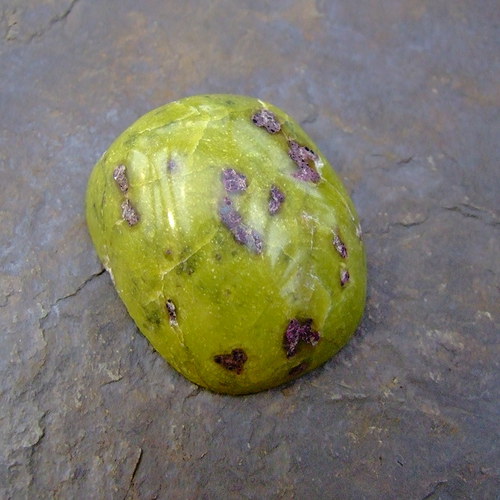 Stichtit v serpentinu, kabošon č.666 — foto 2