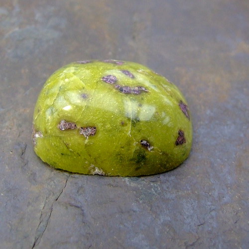 Stichtit v serpentinu, kabošon č.666 — foto 3