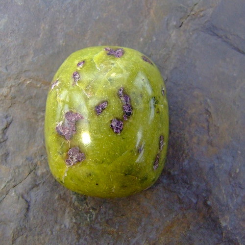 Stichtit v serpentinu, kabošon č.666 — foto 4