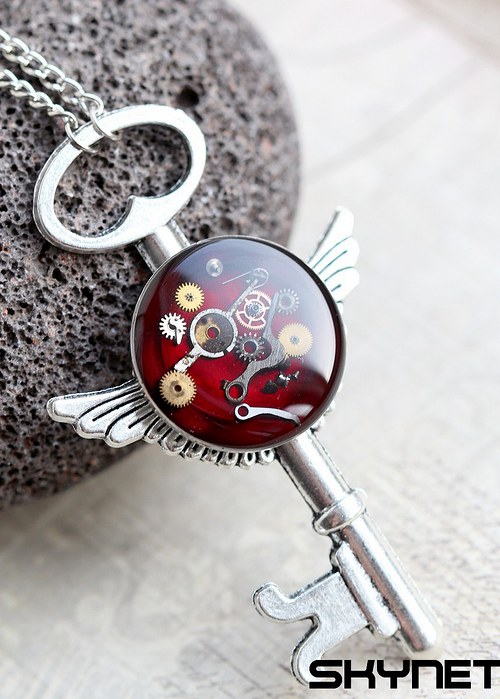 Okřídlený steampunkový klíč — foto 3