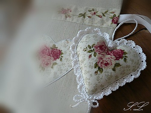 Srdíčko s háčkovanou krajkou ~ růže v srdíčku — foto 4