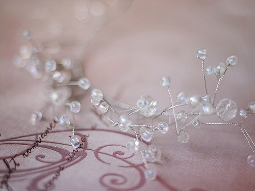 Romantická tiara s drobnými korálky — foto 3