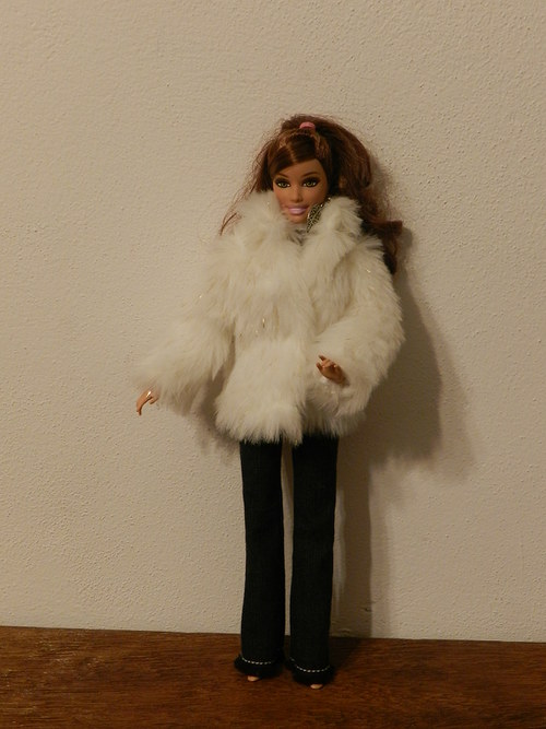Kožíšek a džíny pro Barbie — foto 2