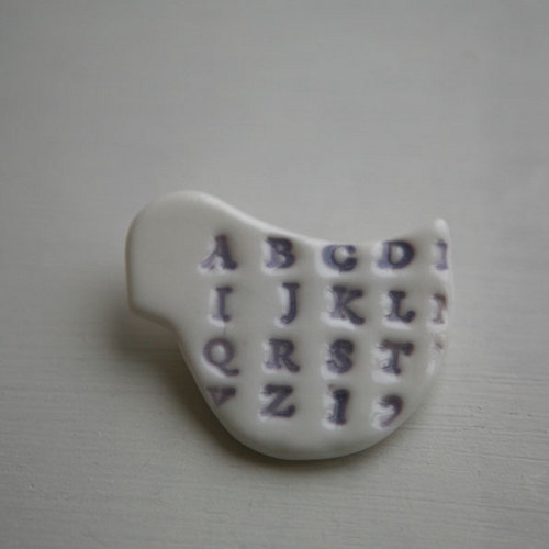 Violet Messinger (porcelánová brož) — foto 4