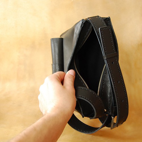 Černá kabelka A4 na zip — foto 2