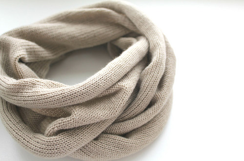 Beige kolem krku — foto 2