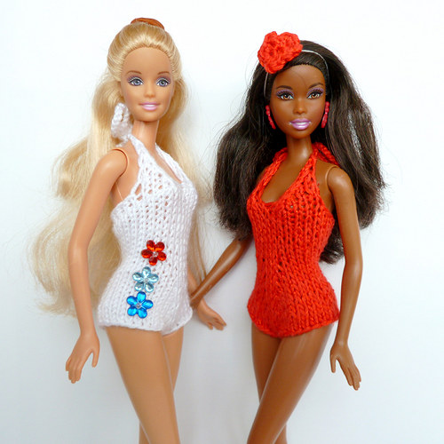 Bílé plavky s kytičkami pro Barbie — foto 3