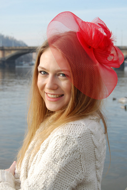 Lady in Red ... klobouk či fascinator — foto 3