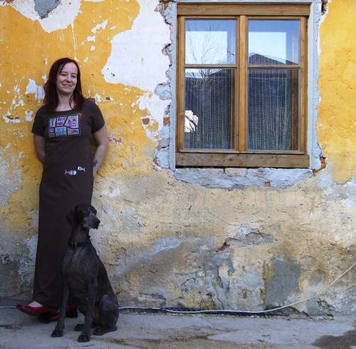 Hnědé malované šaty — foto 4