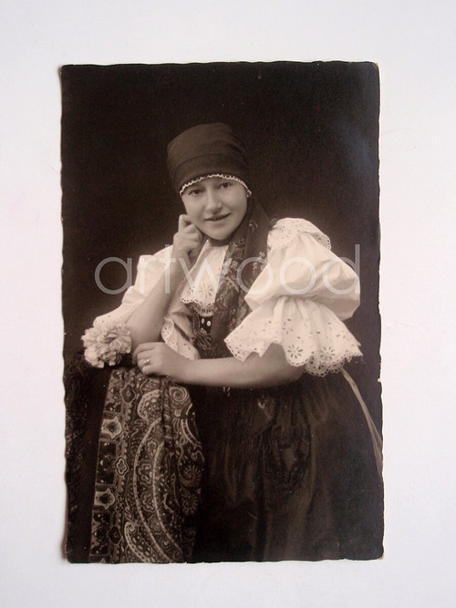 KROJOVANÉ DĚVČE - pohlednice č. 1481 — foto 2