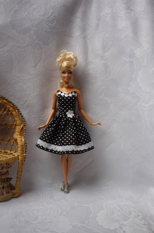 Puntikaté letní šaty — foto 3