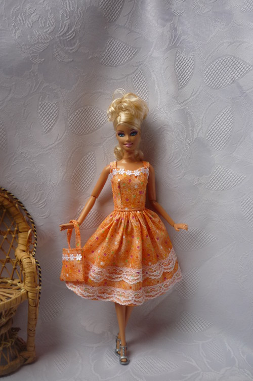 Oranžové šaty s taškou — foto 3