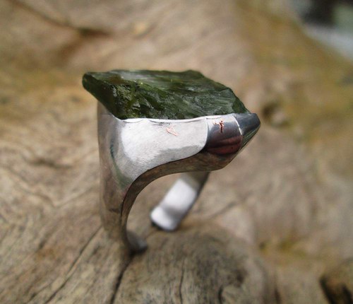 Cinovy prsten se syrovým peridotem — foto 2