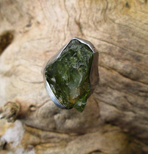 Cinovy prsten se syrovým peridotem — foto 3