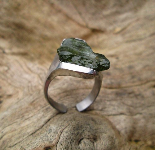 Cinovy prsten se syrovým peridotem — foto 4