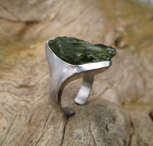 Cinovy prsten se syrovým peridotem — foto 5