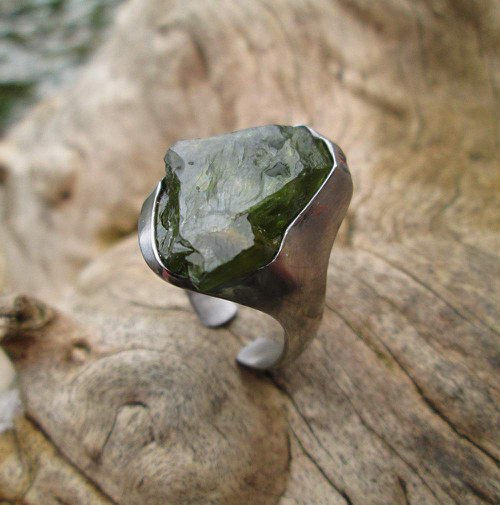 Cinovy prsten se syrovým peridotem — foto 6