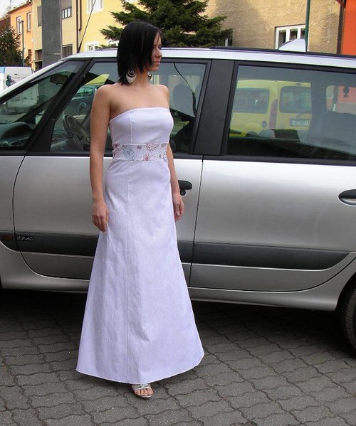 Bílé svatební s barevnou krajkou — foto 2