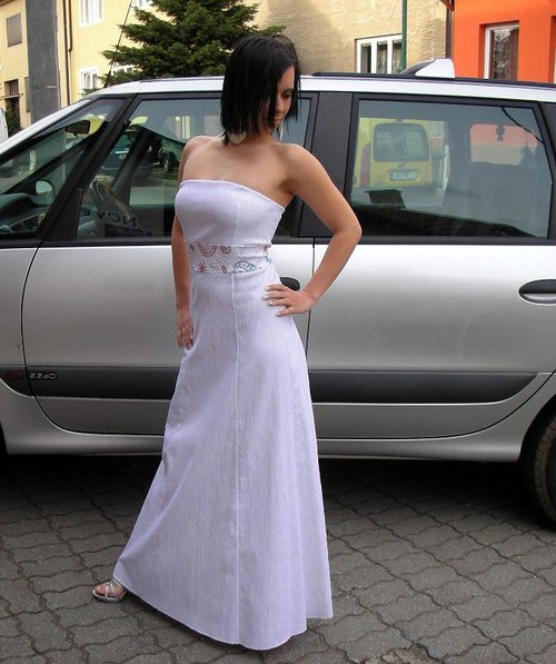 Bílé svatební s barevnou krajkou — foto 3