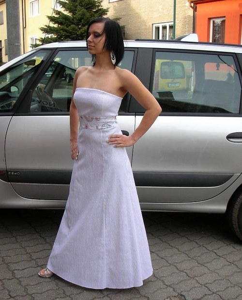 Bílé svatební s barevnou krajkou — foto 6