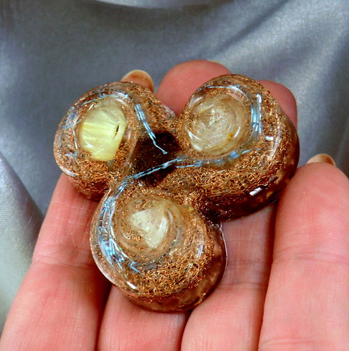 Orgonit *Amulet (10)Triskel - Sagenit / Marion — foto 2